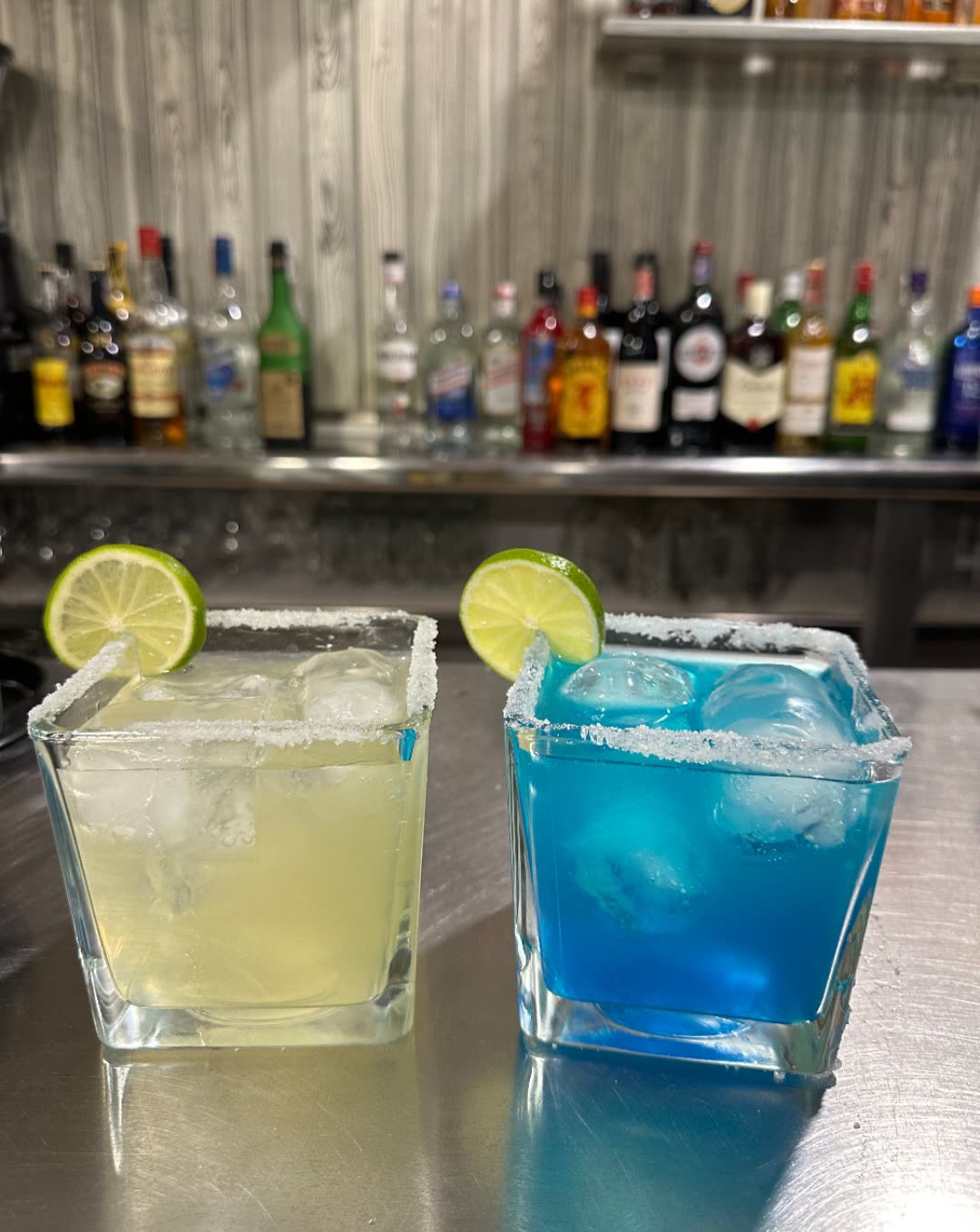 Margarita clásica y margarita azul sobre la barra