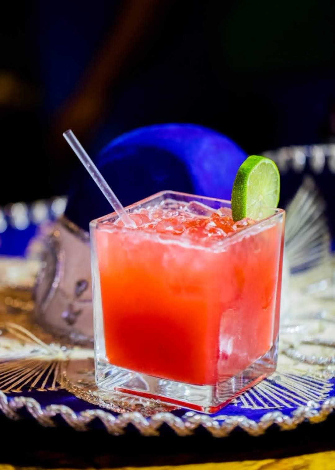 Mojito de fresa servido en la barra