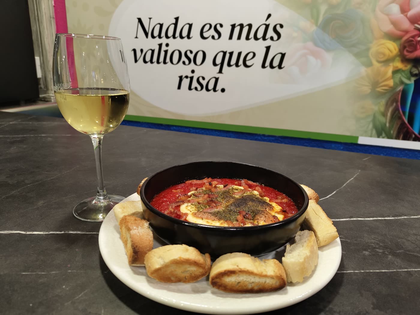 Provolone fundido sobre tomate frito con bacon y pan tostado